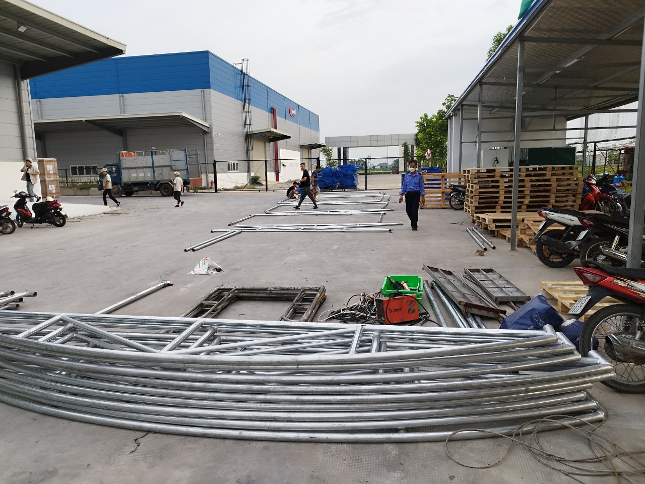 tập kết khung thép thi công lều 4.5x24m Bắc Ninh
