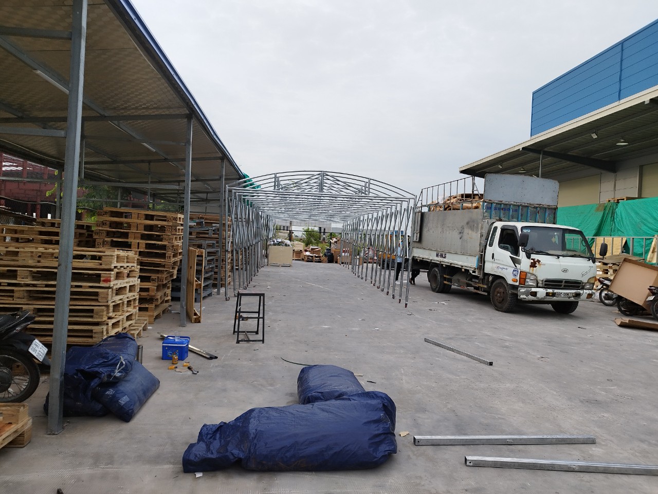 dựng khung lều bạt 4.5x24m tại Bắc Ninh