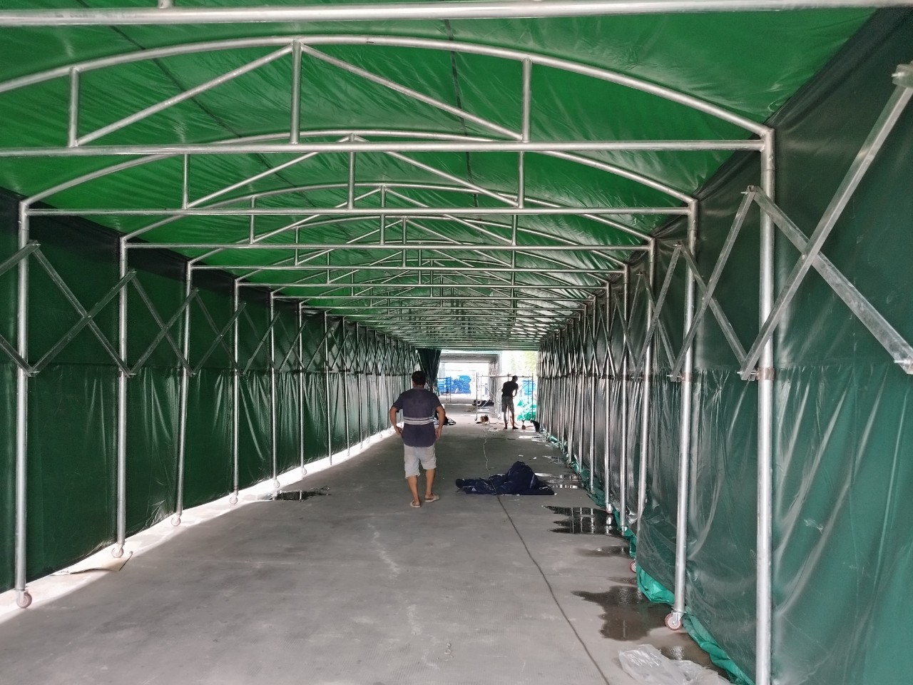 lều 4.5x24m Bắc Ninh đang thi công khung và bạt che