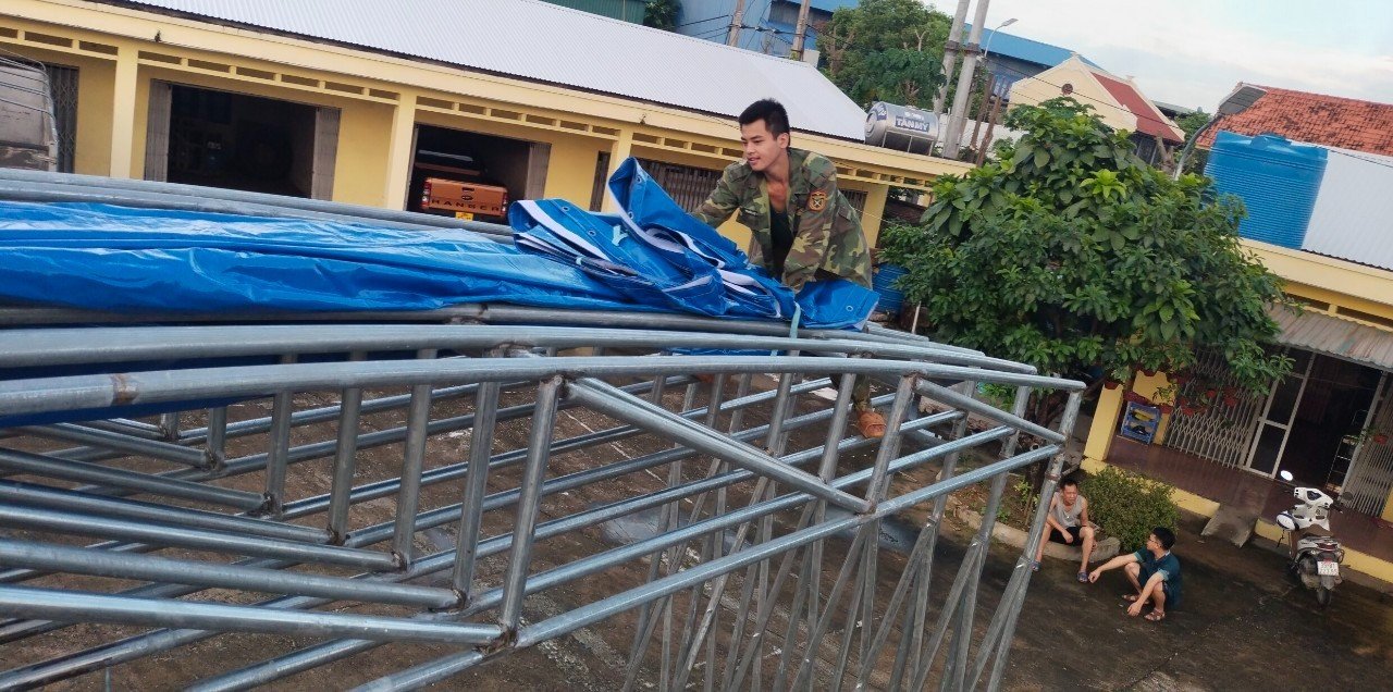 Gia công phần mái và khung thép lều bạt