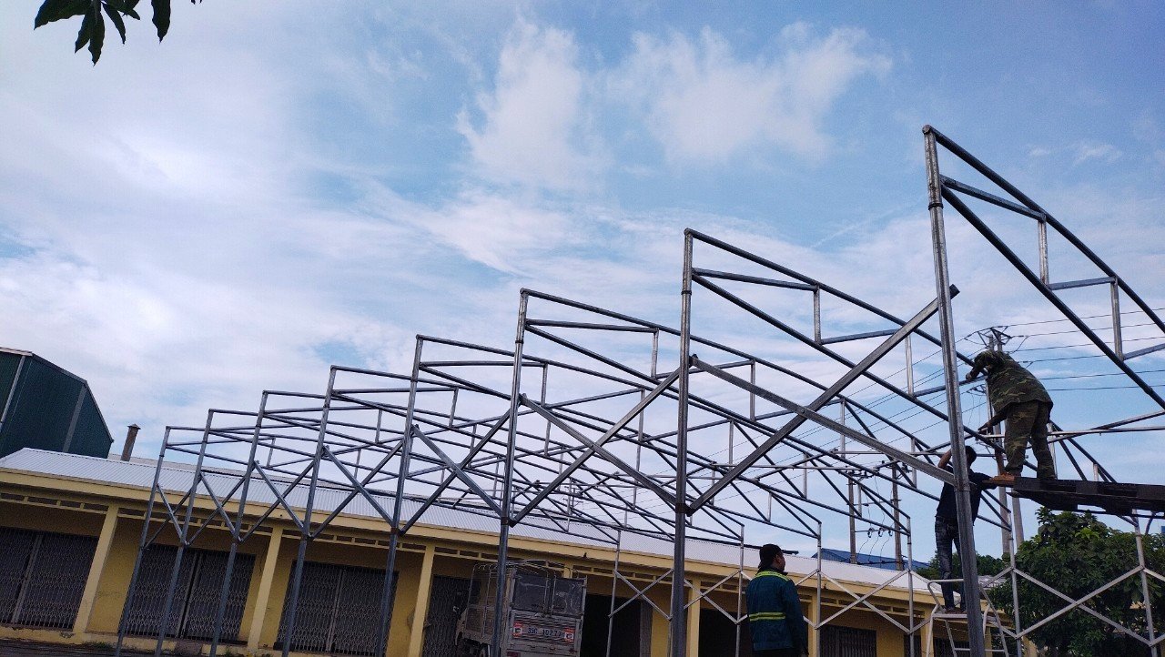 Quá trình lắp dựng và kiểm tra khung thép lều 10x10