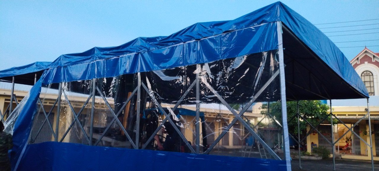 Góc nhìn bên ngoài lều 10x10 mái bạt xanh