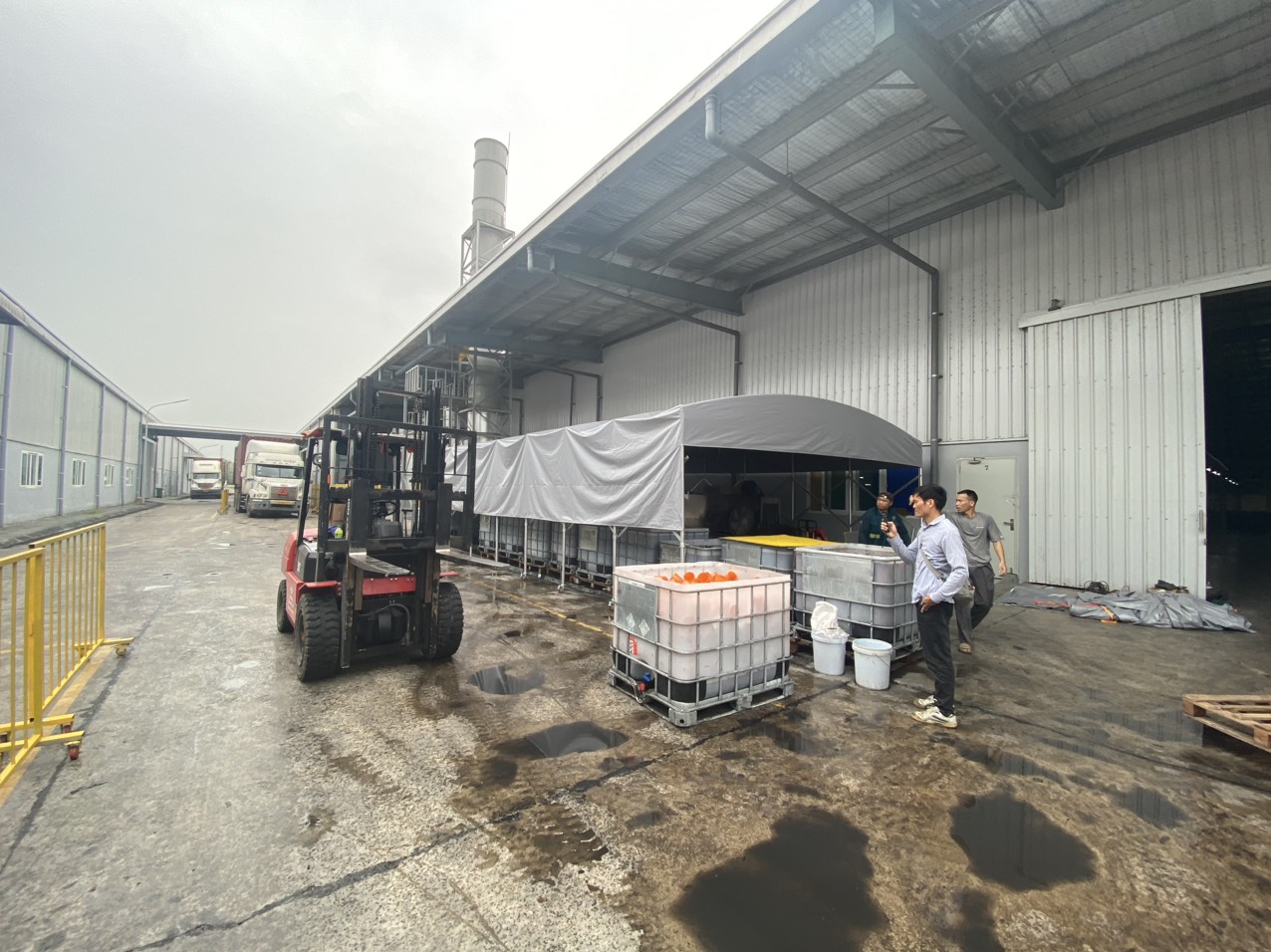 Thi công lều xếp di động cạnh máy móc tại nhà máy COAST